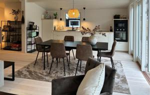 eine Küche und ein Esszimmer mit Tisch und Stühlen in der Unterkunft Beautiful Home In Dronningmølle With Wifi in Hulerød