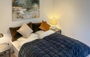 ein Schlafzimmer mit einem Bett mit Kissen darauf in der Unterkunft Beautiful Home In Dronningmølle With Wifi in Hulerød + 16 Fotos