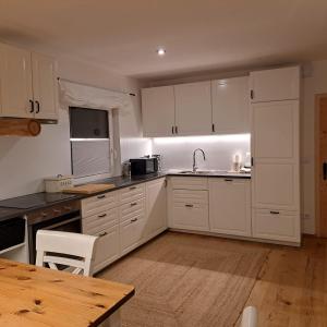 Kuchyň nebo kuchyňský kout v ubytování Jägerchalet