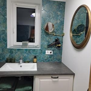 ein Badezimmer mit Waschbecken und Spiegel in der Unterkunft Jägerchalet in Uttendorf + 35 Fotos