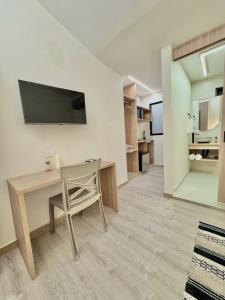 un soggiorno con un tavolo e una televisione di Hotel Boutique Casa Kereht by Mekedo a Cali