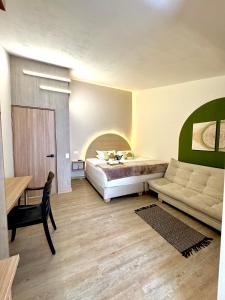 una camera da letto con un letto, un divano e un tavolo di Hotel Boutique Casa Kereht by Mekedo a Cali Altre 39 foto