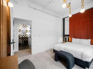 Ένα ή περισσότερα κρεβάτια σε δωμάτιο στο Symons Block Suite 3