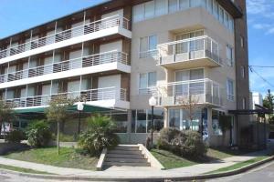 un condominio all'angolo di una strada di Edificio Colina 1 a Victoria