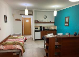 una camera con 2 letti e una scrivania e una cucina di Edificio Colina 1 a Victoria