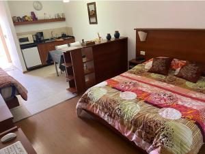 una camera da letto con un letto grande e una cucina di Edificio Colina 1 a Victoria