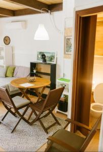 ein Esszimmer mit einem Tisch und Stühlen in einem Raum in der Unterkunft Meloneras Maspalomas Pasito Blanco in Pasito Blanco