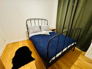 Postel nebo postele na pokoji v ubytování Obsidian Room