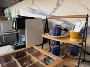 a group of blue cups and plates on a shelf at beb MUFFIN in Grazzano Visconti