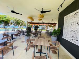 Restaurace v ubytování Marien Residences 221 Garden & Partial Ocean View Condo