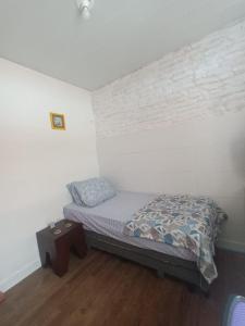 Casa clássica في ناتال: غرفة نوم صغيرة مع سرير في الغرفة