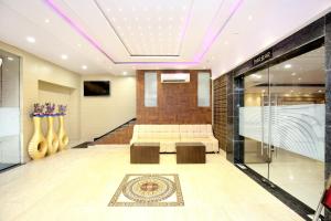 Posezení v ubytování Hotel O Emblem