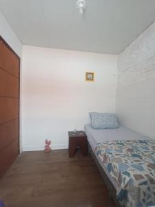 Casa clássica في ناتال: غرفة نوم صغيرة مع سرير وطاولة بجانب السرير +24 صورة
