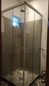 Casa clássica في ناتال: دش ومرفق زجاجي في الحمام