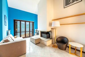 een woonkamer met een bank en een tv bij Balcone di Noa e Stella in Menaggio +23 foto's