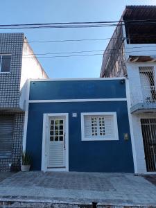 Casa clássica في ناتال: بيت ابيض وزرق وباب ابيض