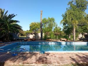 a swimming pool in a yard with trees at Casa quinta in La Banda