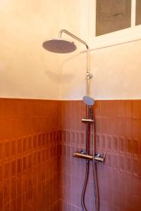 e bagno con doccia e piastrelle viola. di Chez Jojo a Port-Vendres