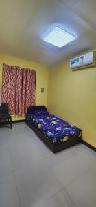 una camera da letto con un letto in una stanza con una finestra di Welcome Home - VCDU Riverview 