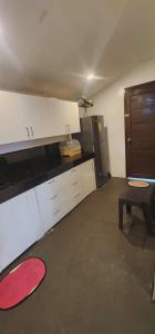 una cucina con armadi bianchi, tavolo e sedia di Welcome Home - VCDU Riverview 