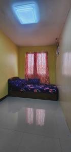 un letto in una camera con due cuscini rossi di Welcome Home - VCDU Riverview 