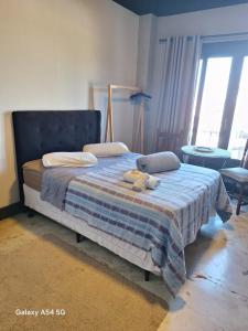 una camera da letto con un letto con due asciugamani sopra di CASA CONCEITO - studio panoramico, suites e quartos a São José Altre 87 foto