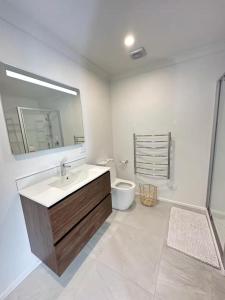 Phòng tắm tại Cosy Self-Contained Flat