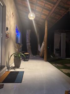 Habitación con patio con hamaca y mesa. en Casa Luz do Sol, en Arraial d'Ajuda