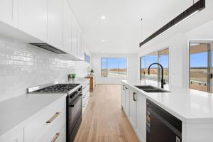 Kuchyň nebo kuchyňský kout v ubytování Beach Escape with Heated Pool and Coastal Comfort