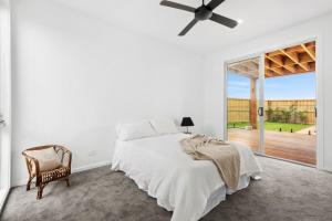 Postel nebo postele na pokoji v ubytování Beach Escape with Heated Pool and Coastal Comfort + 13 fotografií