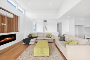 Posezení v ubytování Beach Escape with Heated Pool and Coastal Comfort