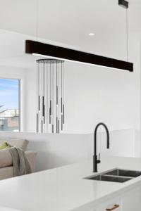 Fotografie z fotogalerie ubytování Beach Escape with Heated Pool and Coastal Comfort v destinaci Eastmalvern