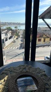 Camera con tavolo e vista sulla strada di CASA CONCEITO - studio panoramico, suites e quartos a São José