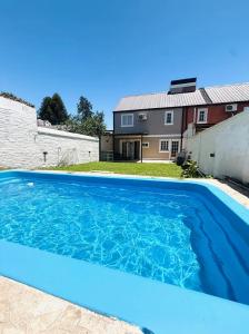 Swimmingpoolen hos eller tæt på Casa Lima con pileta y jardín