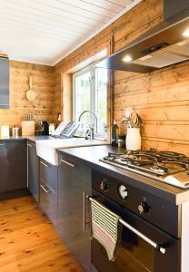 Kuchyň nebo kuchyňský kout v ubytování Traditional Cabin With Annex In The Mountains