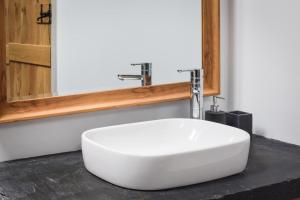 a white sink in a bathroom with a mirror at 2 Bed in Machynlleth oc-bow39 in Darowen +20 photos