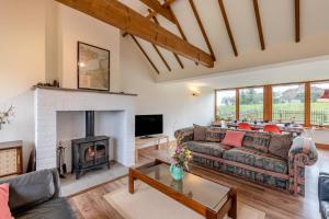 een woonkamer met een bank en een open haard bij 3 Bed in Playden oc-o30645 in Playden