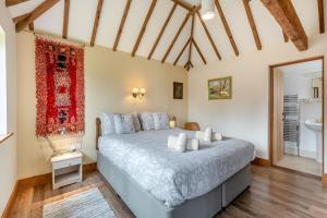 een slaapkamer met een groot bed en een badkamer bij 3 Bed in Playden oc-o30645 in Playden