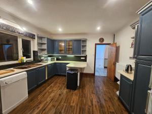 Køkken eller tekøkken på Maes Hyfryd + 8 billeder