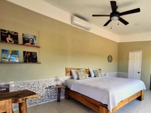 a bedroom with a bed and a ceiling fan at La Casa del Conde in Naranjo