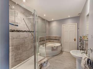 Et badeværelse på 4 Bed in Rothbury CN180 + 15 billeder