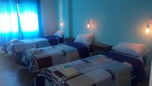 een kamer met drie bedden in een kamer bij Hotel Gran Bacu in Mar de Ajó