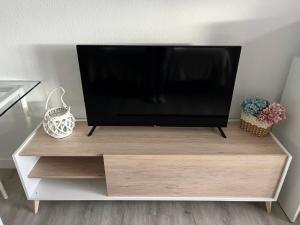 TV a/nebo společenská místnost v ubytování Pensión Luzía - Optional Auto Check-in + 19 fotografií