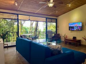 TV a/nebo společenská místnost v ubytování Bali inspired Casa Cascada w Jungle views pool