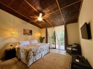 Postel nebo postele na pokoji v ubytování Bali inspired Casa Cascada w Jungle views pool + 67 fotografií