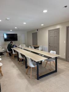 Una mesa grande y sillas en una habitación con un hombre. en Renovated 2/2 Unit at Yacht Club/Aventura, en Aventura 29 fotos más