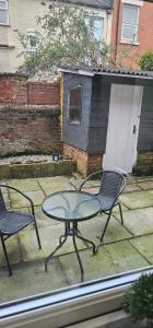 een tafel en 2 stoelen op een patio bij Comfy 2 Bedroom House near City Centre and Uclan in Preston