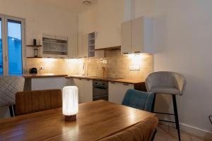 una cucina con tavolo e sedie in legno e una sala da pranzo di Chez Jojo a Port-Vendres Altre 18 foto