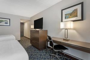 TV a/nebo společenská místnost v ubytování Best Western Hunt's Landing Hotel Matamoras Milford