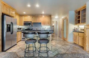 Kuchyň nebo kuchyňský kout v ubytování Rustic Pet-Friendly Second Floor Condo